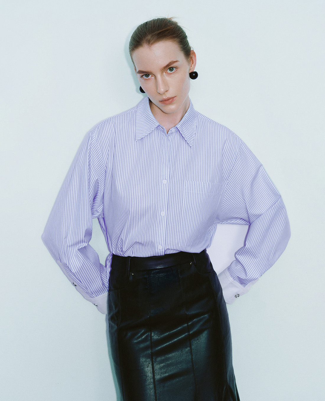 URBAN REVIVO - Áo sơ mi nữ cổ bẻ tay dài kẻ sọc