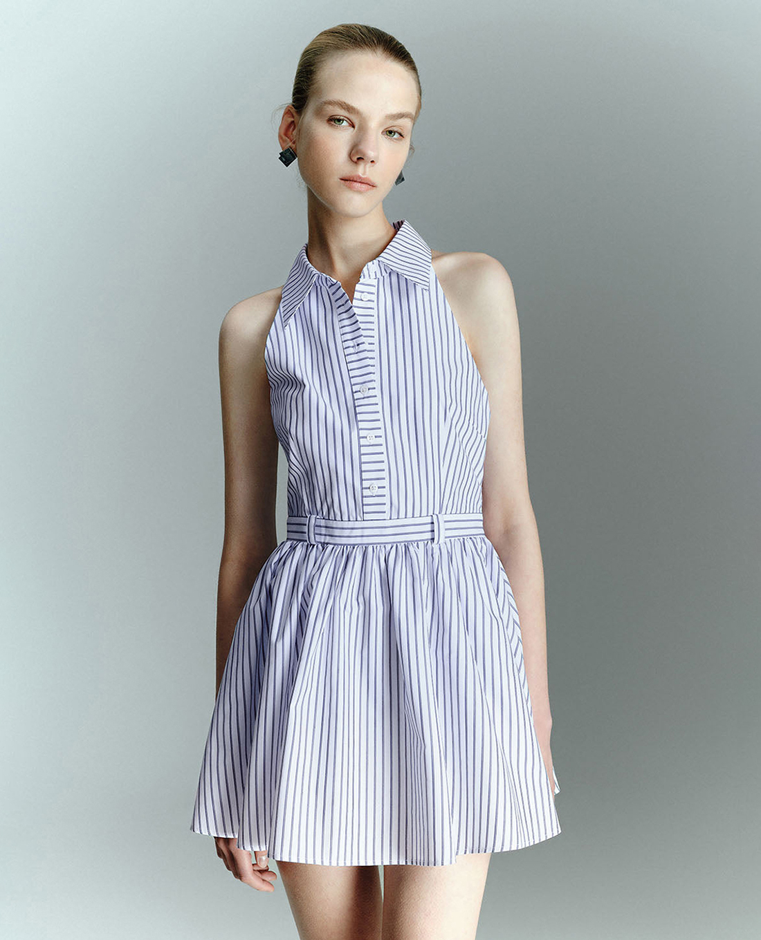 URBAN REVIVO - Đầm sát nách mini kẻ sọc Striped