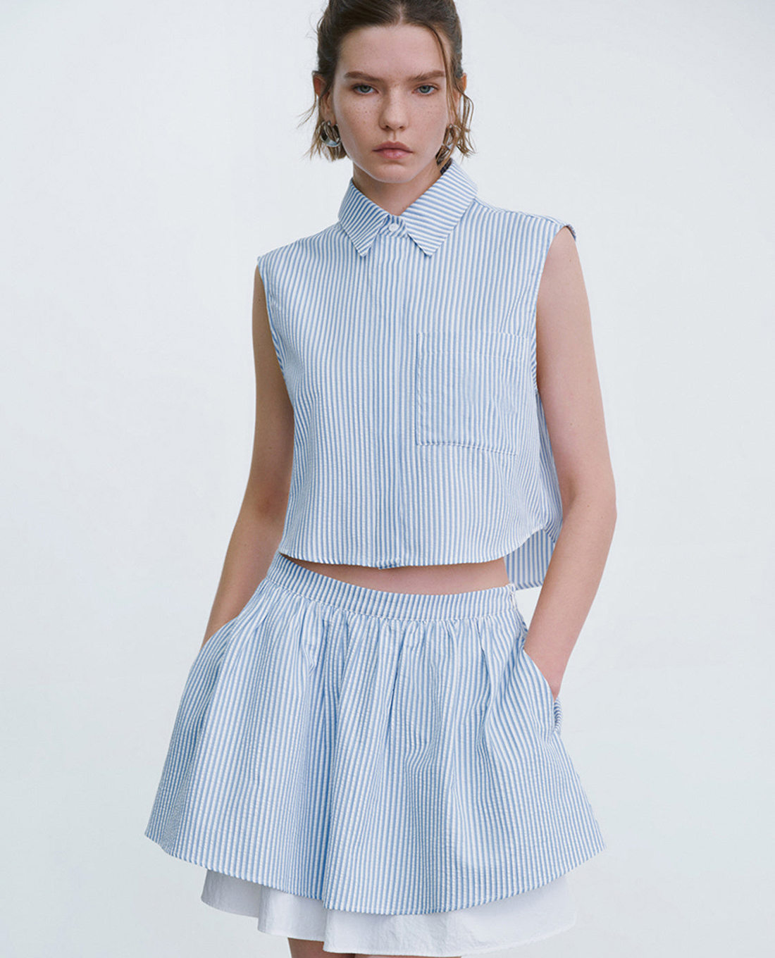 URBAN REVIVO - Áo sơ mi nữ sát nách phom croptop trẻ trung