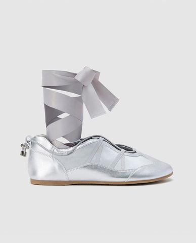  URBAN REVIVO - Giày lười nữ đế bệt buộc dây hiện đại 