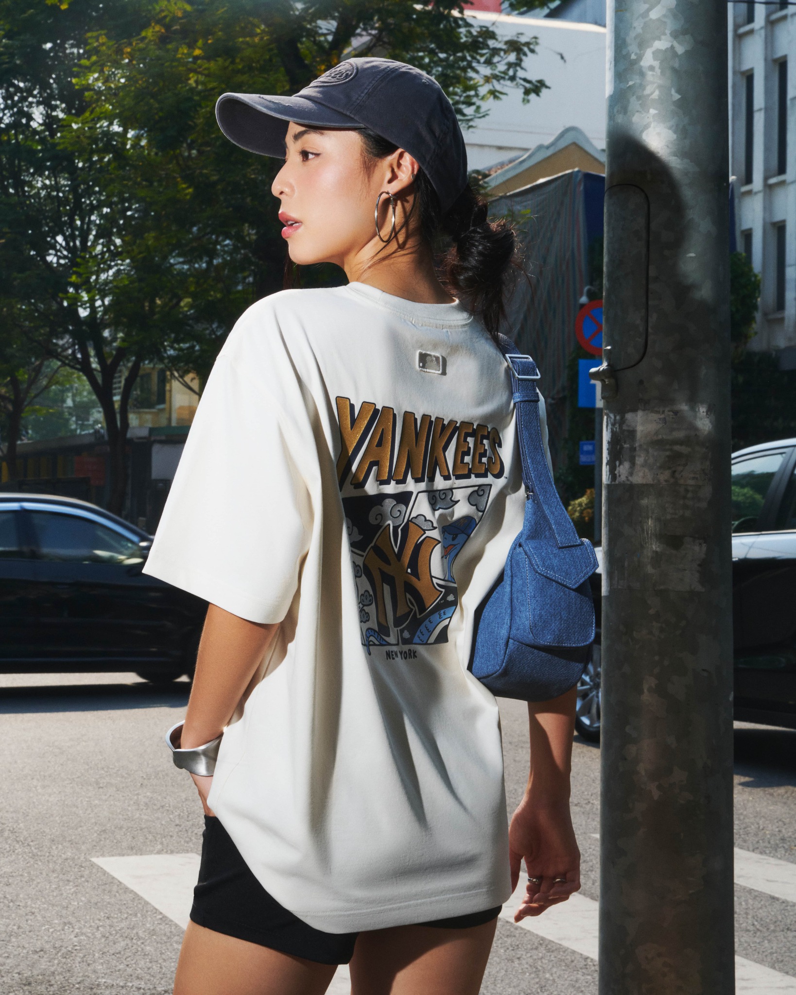 MLB - Áo thun unisex cổ tròn tay ngắn New Year Snake Cartoon Graphic