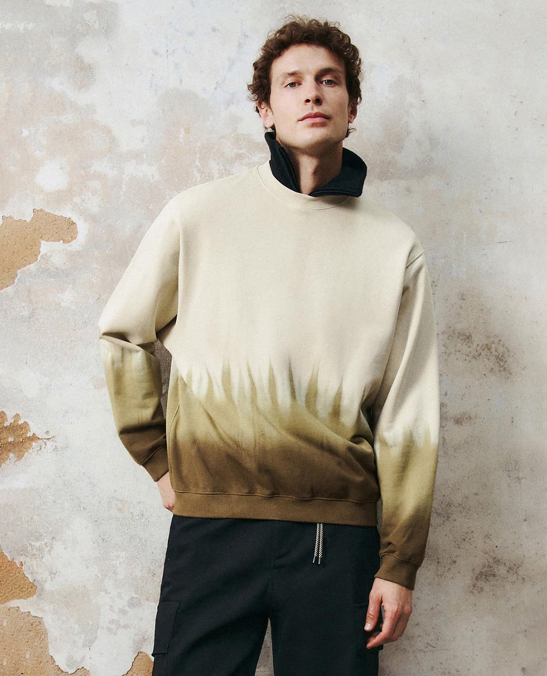 URBAN REVIVO - Áo sweatshirt nam cổ tròn tay dài phối màu độc đáo