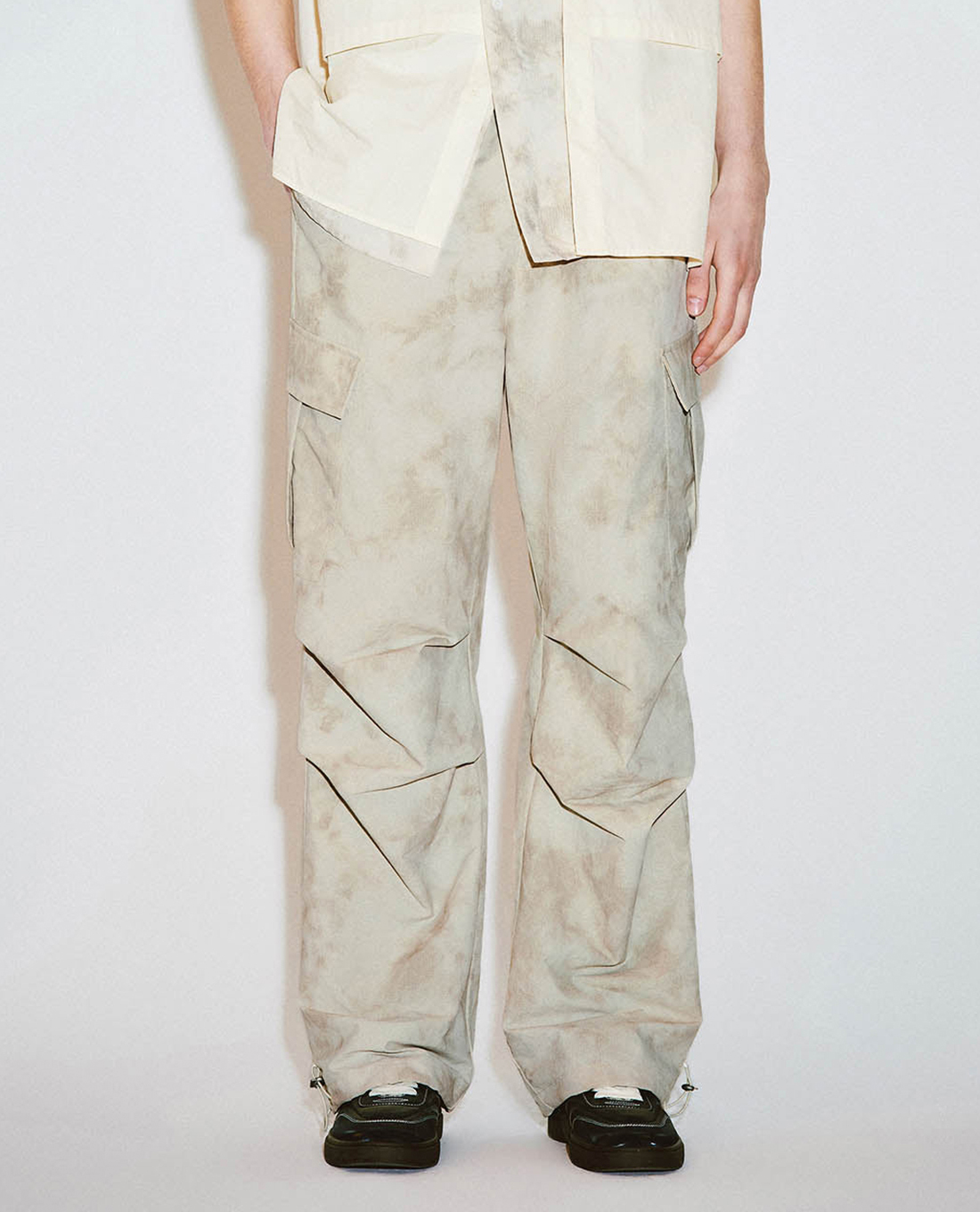 URBAN REVIVO - Quần nam ống rộng phối túi hộp