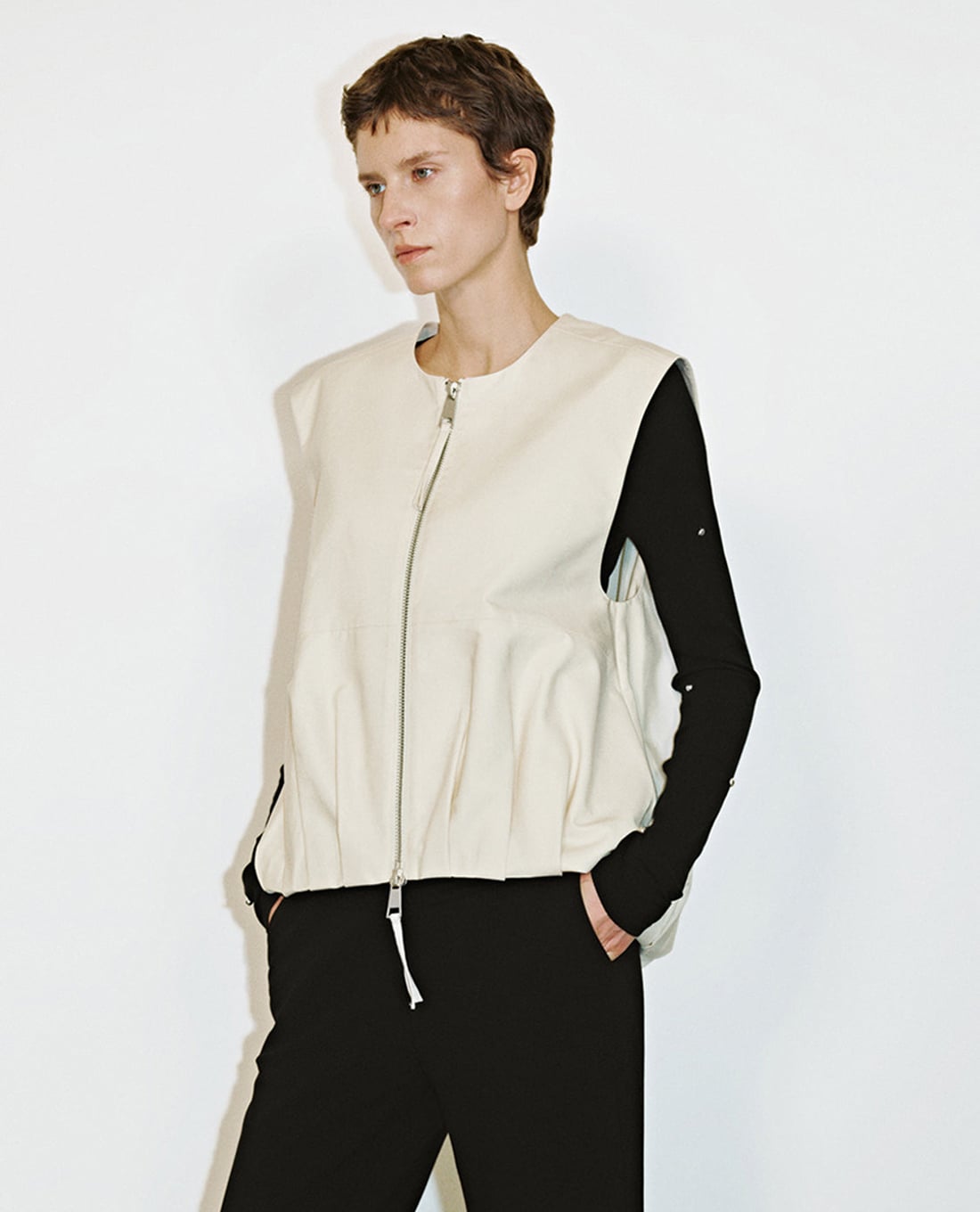 URBAN REVIVO - Áo khoác gilet nữ phối khóa zip thời thượng