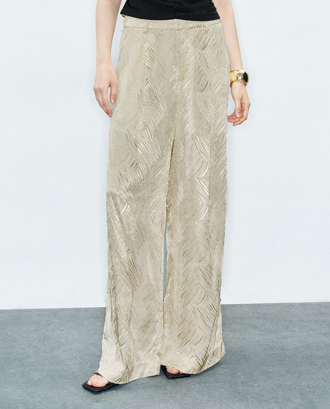 URBAN REVIVO - Quần nữ ống rộng phối hoạ tiết Embossed