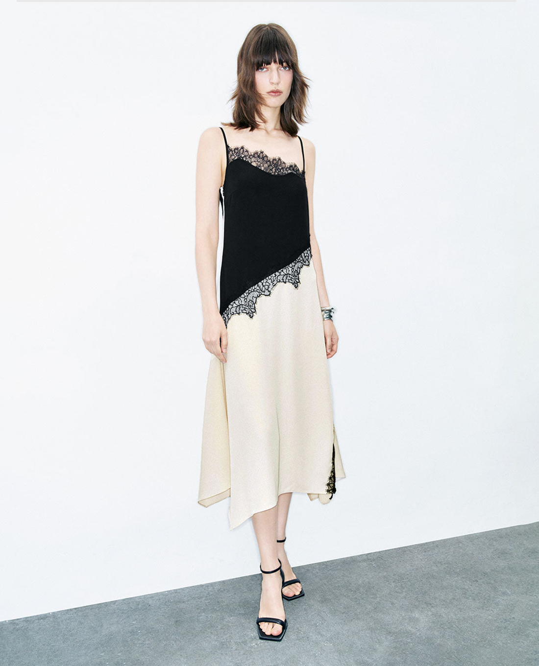 URBAN REVIVO - Đầm hai dây midi phối ren Two Toned A-Line Cami