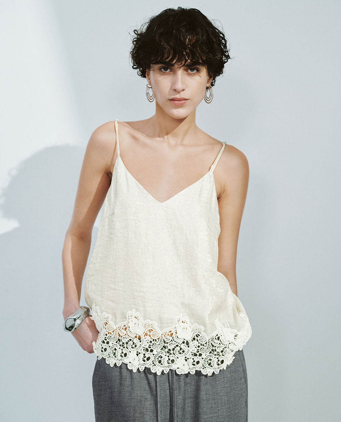 URBAN REVIVO - Áo hai dây nữ cổ V Lace