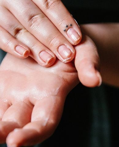  LUSH - Kem dưỡng da tay Helping Hands 