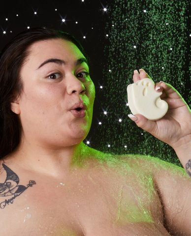  LUSH - Xà phòng tắm Ghost In The Dark 
