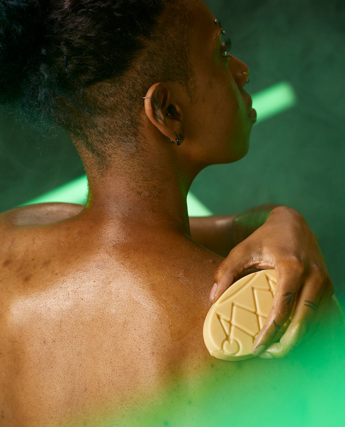 LUSH - Thanh massage dưỡng thể Lord Of Misrule