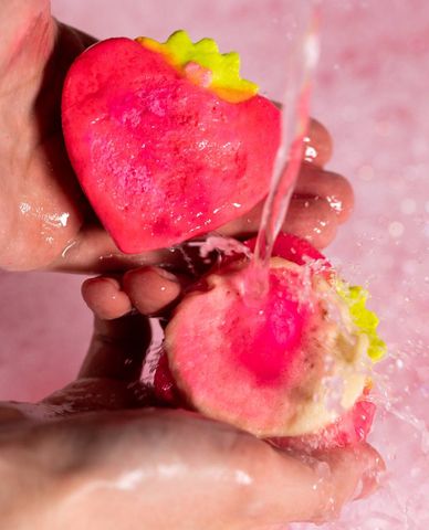  LUSH - Viên tạo bọt Strawberry Crumble 