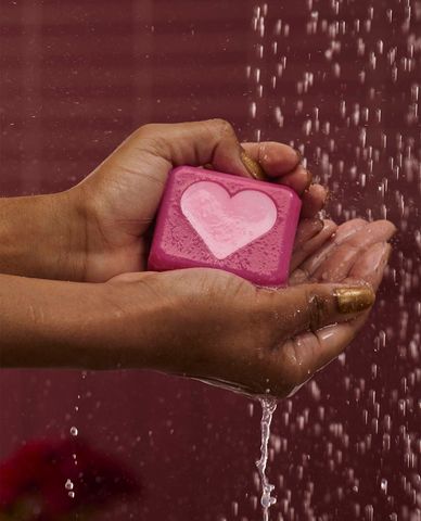  LUSH - Xà phòng tắm Strawberry Heart 