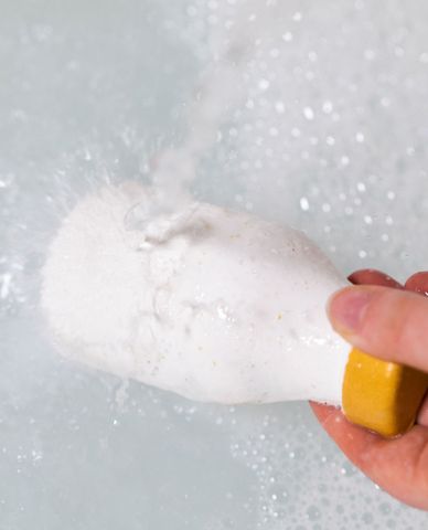  LUSH - Viên tạo bọt Milky Bath Bubble Bottle 