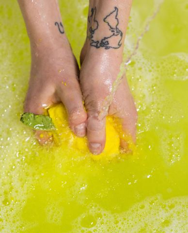  LUSH - Viên tạo bọt Lemon Crumble Bubbleroon 