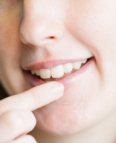  LUSH - Sáp dưỡng môi Lip Service 