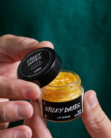  LUSH - Tẩy tế bào chết môi Sticky Dates 