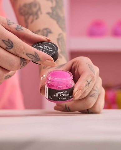  LUSH - Tẩy tế bào chết môi Shut Up and Kiss Me 