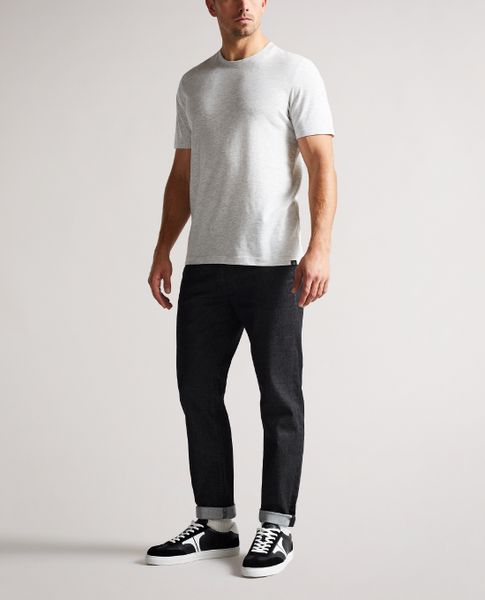 Quần jeans với áo thun