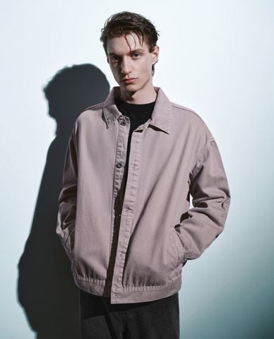  URBAN REVIVO - Áo khoác denim nam phối túi thời thượng 