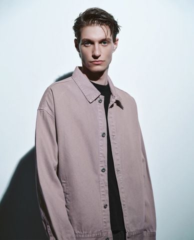  URBAN REVIVO - Áo khoác denim nam phối túi thời thượng 