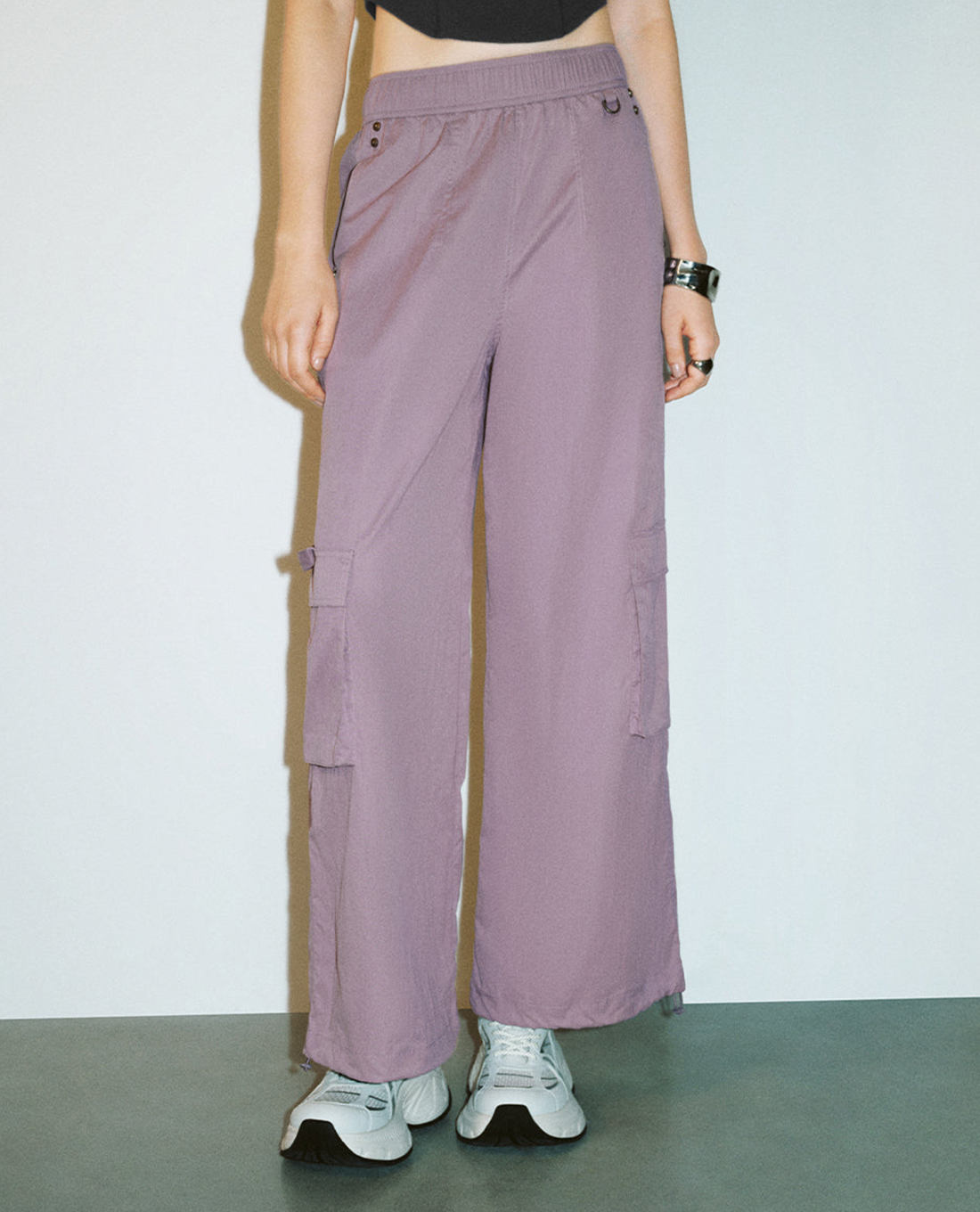 URBAN REVIVO - Quần nữ ống rộng lưng thun phối túi hộp Elastic Waist