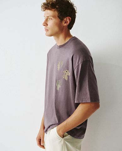  URBAN REVIVO - Áo thun nam cổ tròn tay ngắn trẻ trung 