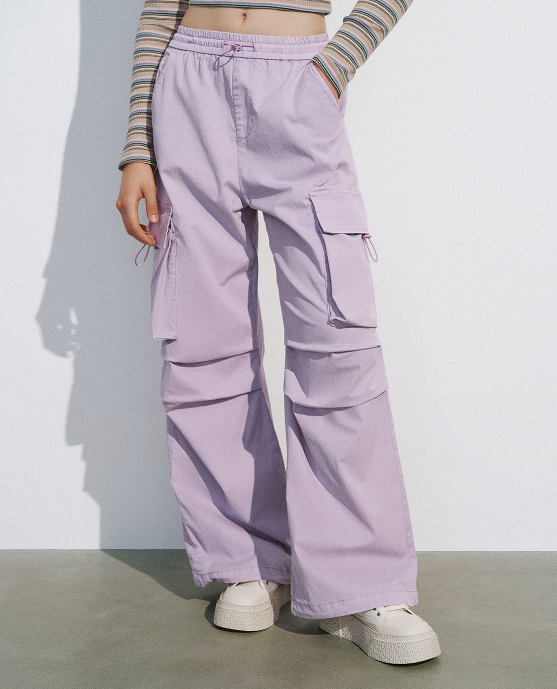 URBAN REVIVO - Quần nữ ống rộng lưng thun hiện đại Loose