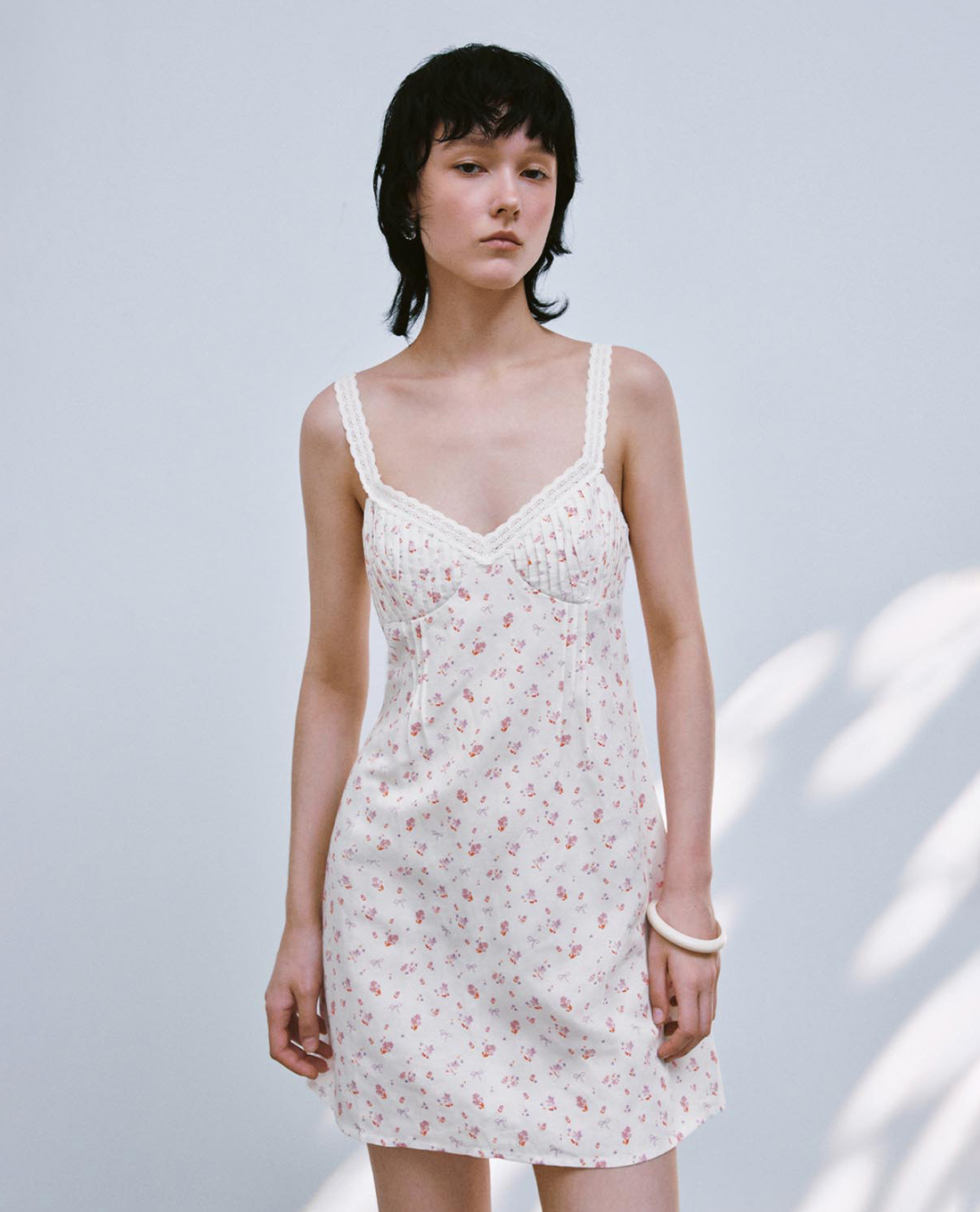 URBAN REVIVO - Đầm hai dây mini cổ V Floral Print