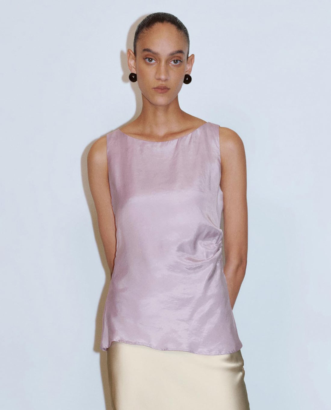 URBAN REVIVO - Áo sát nách nữ cổ thuyền lệch tà