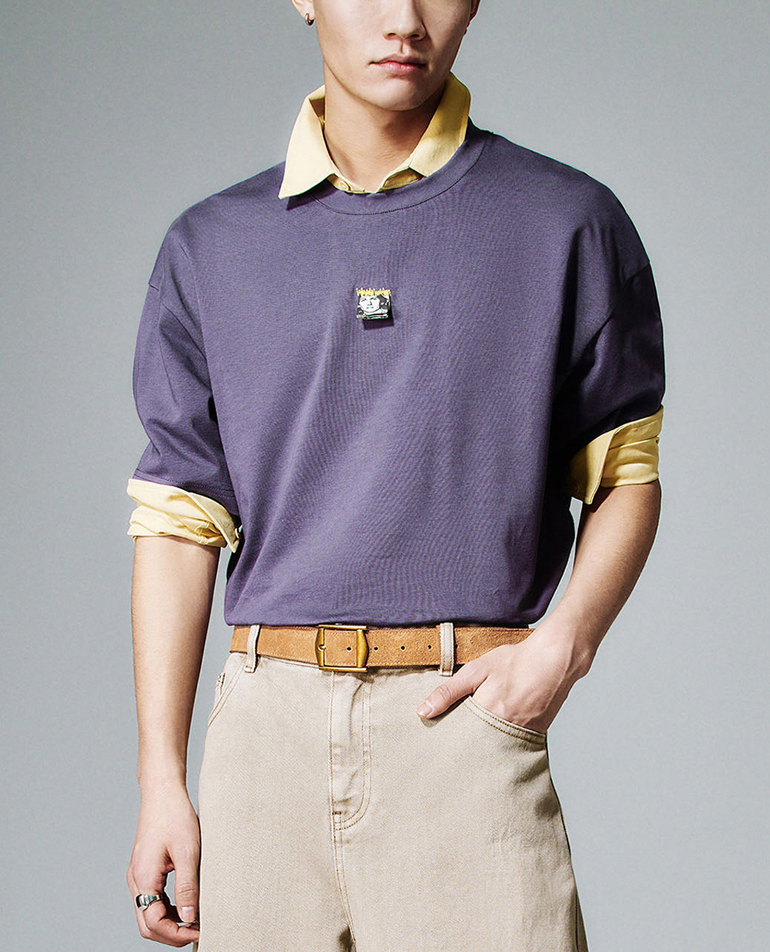 URBAN REVIVO - Áo thun nam cổ tròn in hình hiện đại