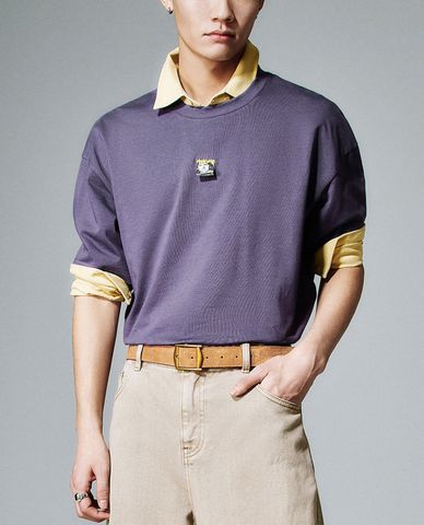  URBAN REVIVO - Áo thun nam cổ tròn in hình hiện đại 