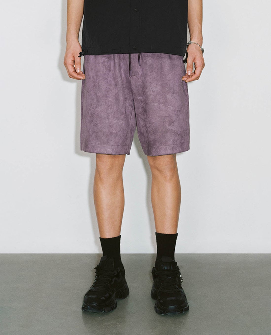 URBAN REVIVO - Quần short nam ngang gối lưng thun