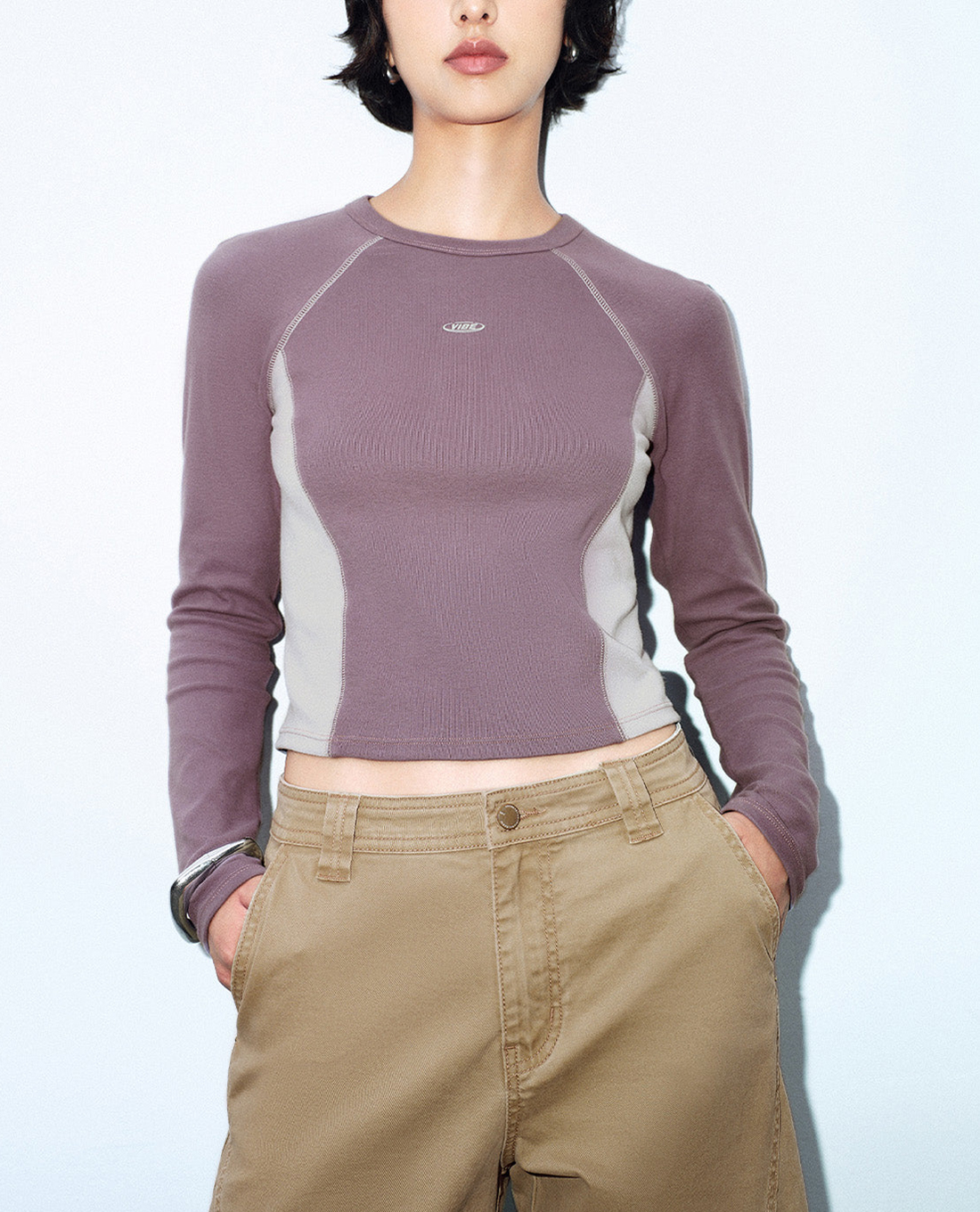 URBAN REVIVO - Áo croptop nữ cổ tròn tay dài phom ôm