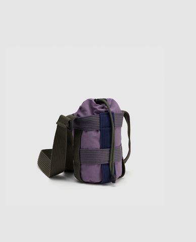  URBAN REVIVO - Túi đeo chéo nam rút dây hình trụ 