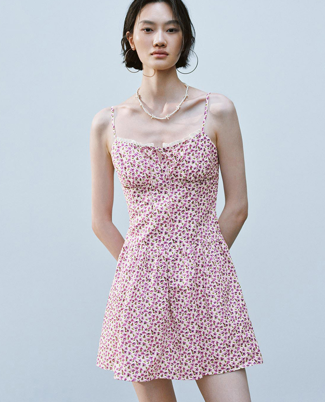 URBAN REVIVO - Đầm hai dây mini hoa nhí Floral