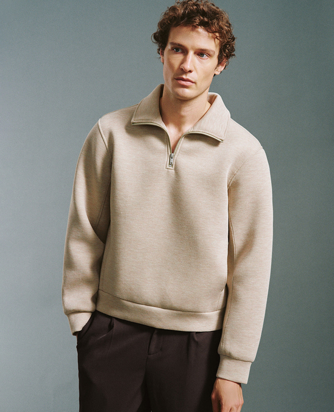 URBAN REVIVO - Áo sweatshirt nam cổ bẻ tay dài Zip Half Placket Straight