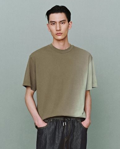  URBAN REVIVO - Áo thun nam cổ tròn tay ngắn loang màu 