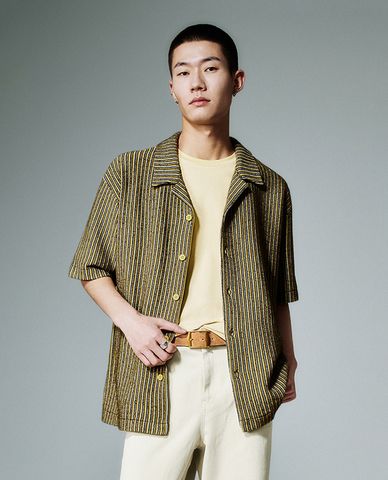  URBAN REVIVO - Áo sơ mi nam tay ngắn kẻ sọc 