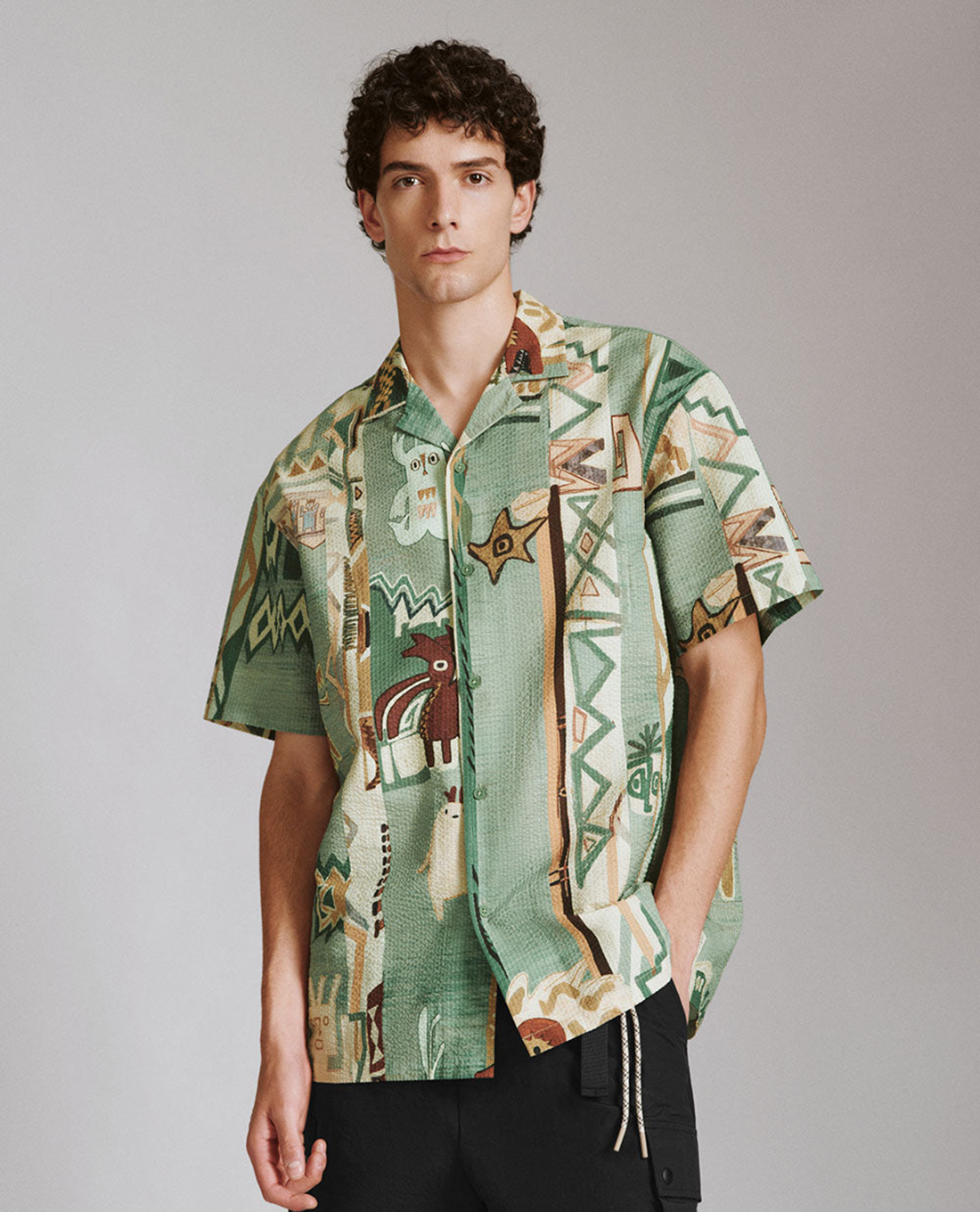 URBAN REVIVO - Áo sơ mi nam cổ bẻ tay ngắn Printed Button Up Loose