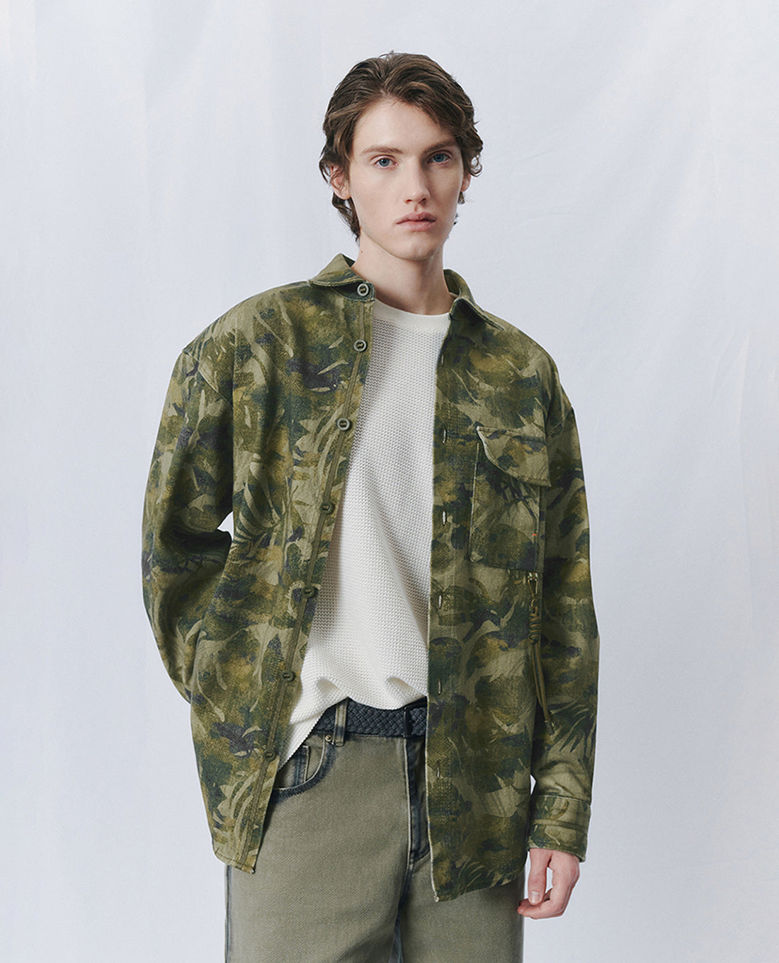 URBAN REVIVO - Áo sơ mi nam cổ bẻ tay dài phối họa tiết