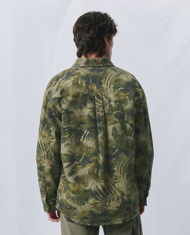  URBAN REVIVO - Áo sơ mi nam cổ bẻ tay dài phối họa tiết 