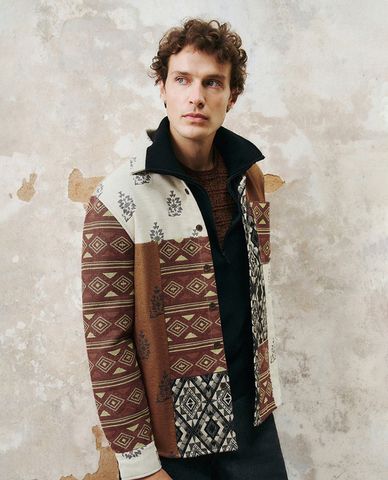  URBAN REVIVO - Áo sơ mi nam cổ bẻ họa tiết cá tính 