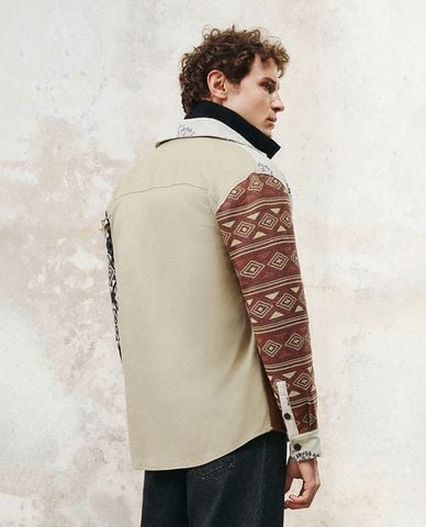  URBAN REVIVO - Áo sơ mi nam cổ bẻ họa tiết cá tính 