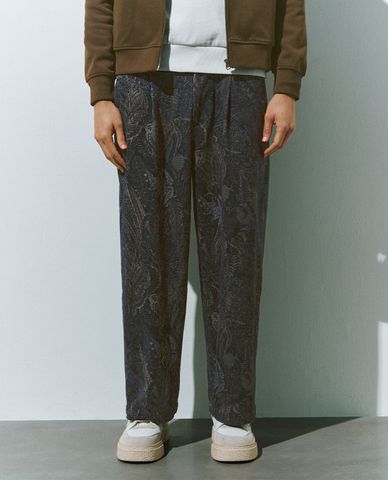  URBAN REVIVO - Quần nam ống rộng lưng thun Embossed 