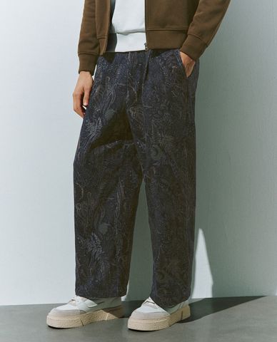  URBAN REVIVO - Quần nam ống rộng lưng thun Embossed 