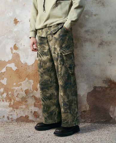  URBAN REVIVO - Quần nam ống rộng phối họa tiết 