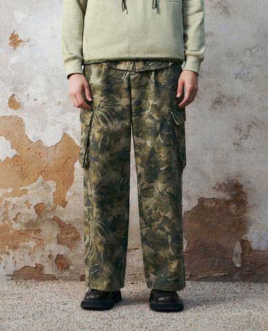  URBAN REVIVO - Quần nam ống rộng phối họa tiết 