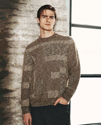  URBAN REVIVO - Áo dệt kim nam cổ tròn tay dài phối hoạ tiết thời trang 