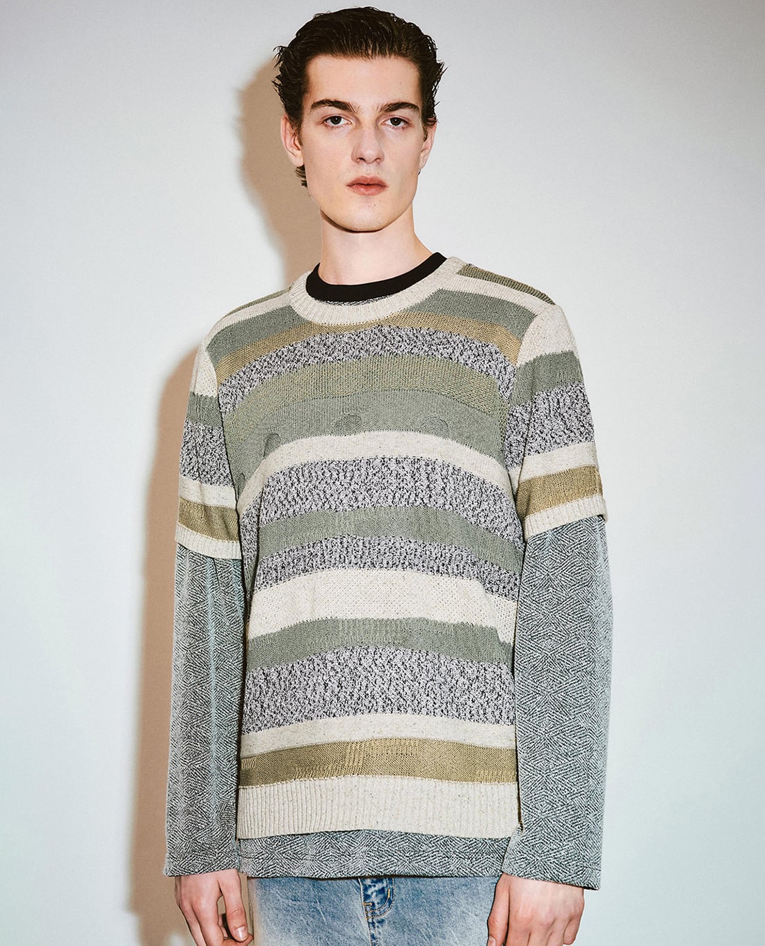 URBAN REVIVO - Áo dệt kim nam cổ tròn tay dài phối màu độc đáo