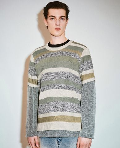  URBAN REVIVO - Áo dệt kim nam cổ tròn tay dài phối màu độc đáo 